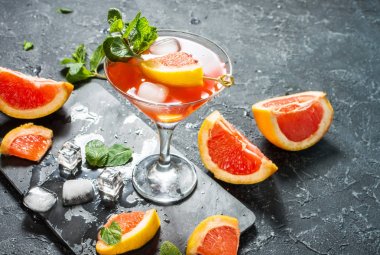 Margarita kokteyl greyfurt suyu, soğuk yaz narenciye serinletici içecek veya buzlu içecek.