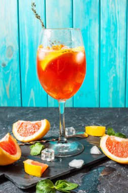 Kokteyl içki taş gemide. Greyfurt ve buz ile alkollü içecek