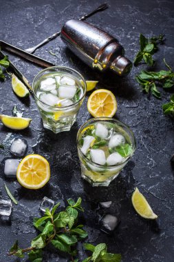iki mojito taze limon ve nane siyah taş tahtası ile kokteyl bardak