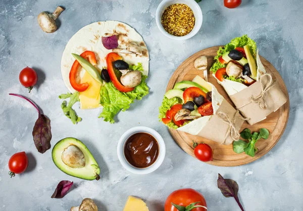 Sağlıklı Vegan Yemek Yemek Tortilla Mantar Taze Sebze Malzemelerle Beton — Stok fotoğraf