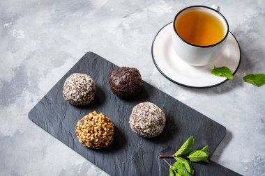 Beton zemin üzerinde naneli ve şekerli sıcak çay fincanı.