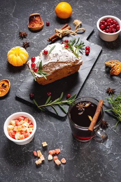 Hot mulled wine for winter and Christmas cake with delicious on stone background — Stock Photo, Image