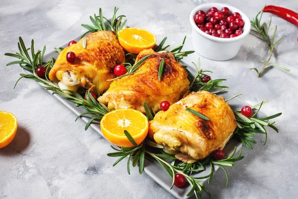 Noel yemeği. Yaban mersinli tavuk eti ve beton arka planda biberiye.
