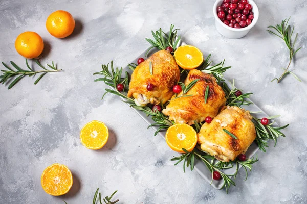 Weihnachtsessen. Hühnerfleisch gebacken mit Preiselbeeren, Mandarinen und Rosmarin auf Betongrund — Stockfoto
