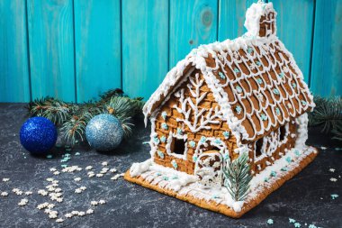 Taş zeminde ev yapımı zencefilli kek evi. Noel