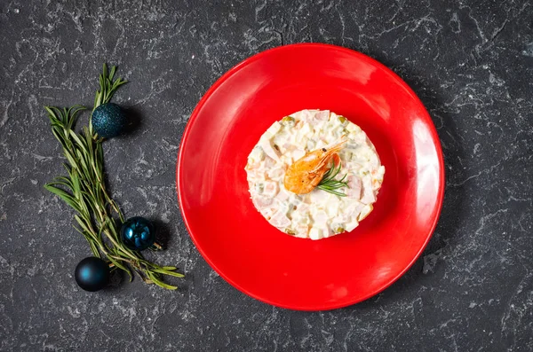 Ensalada tradicional rusa de Navidad Olivier sobre fondo de piedra negra — Foto de Stock