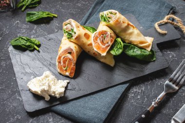 Lezzetli kahvaltı. Somon füme krep, ıspanak ve krema..