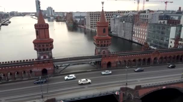 Tyskland Berlin December 2019 Flygbilder Stadsbilden Berlin Genom Oberbaumbron Floden — Stockvideo