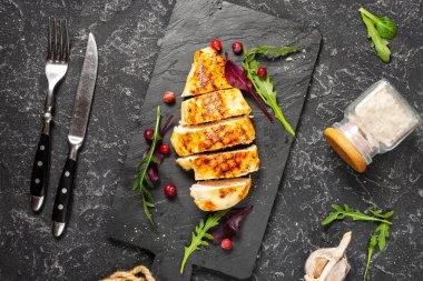 Tavuklu ızgara fileto. Siyah taş arka plan. Üst görünüm