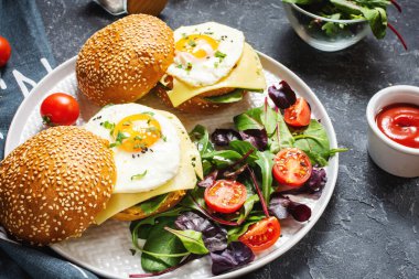 Kahvaltıda iki hamburger, tavuk, sahanda yumurta ve peynir...