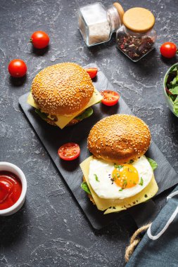 Kahvaltıda iki hamburger, tavuk, sahanda yumurta ve peynir...