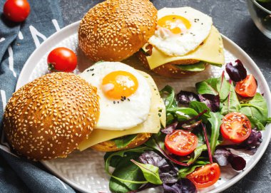 Kahvaltıda iki hamburger, tavuk, sahanda yumurta ve peynir...