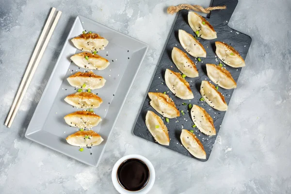 Gyoza Japonês Bolinhos Massa Lanche Com Molho Soja Fundo Concreto — Fotografia de Stock