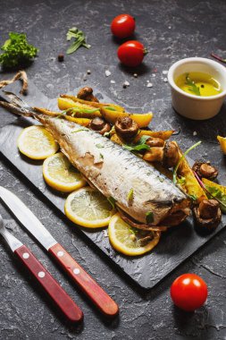 Limonlu fırında uskumru, fırında patates ve mantar..