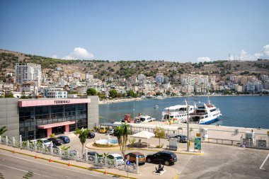 Sarande Arnavutluk - 08.09.2019: Arnavut Rivierasında güneşli bir günde şehir limanı.