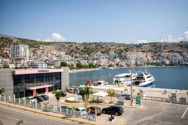 Sarande Arnavutluk - 08.09.2019: Arnavut Rivierasında güneşli bir günde şehir limanı.