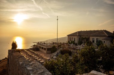 Sarande, Arnavutluk - 08.092019 Lekuresi Kalesi Restoranı gün batımında
