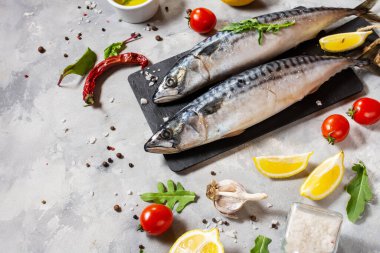 Beton zeminde limonlu ve baharatlı taze çiğ uskumru..