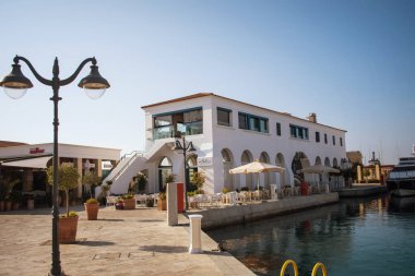 LIMASSOL, CYPRUS - 31 Mayıs 2018: Limasol Marina ünlü bir turizm merkezi, birçok kafe ve bar var.