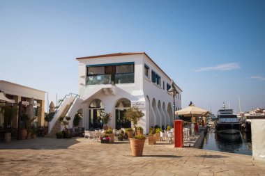 LIMASSOL, CYPRUS - 31 Mayıs 2018: Limasol Marina ünlü bir turizm merkezi, birçok kafe ve bar var.