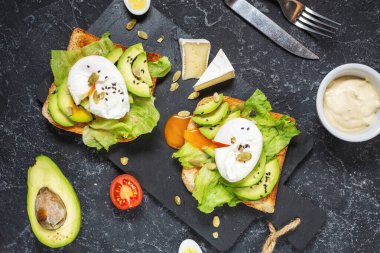 Sağlıklı sandviç - haşlanmış yumurta ve kızarmış tost üzerine domatesli kızarmış yumurta. Üst görünüm