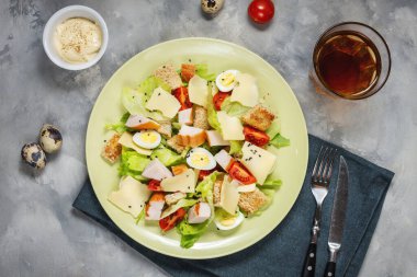 Lezzetli tavuk göğsü, roka, ıspanak, kızarmış ekmek, yumurta, parmesan ve çimento kaplı vişneli domates salatası. Sağlıklı ve diyet gıda konsepti. Üst görünüm