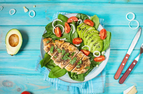 Gegrilde Kipfilet Avocado Salade Met Spinazie Kerstomaten Blauwe Houten Ondergrond — Stockfoto