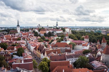 Tallinn Eski Kasabası 'nın güzel yaz günü havadan görünüşü, Estonya