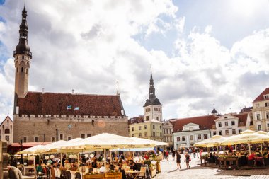 Tallinn, Estonya - 4 Ağustos 2018: Tallinn Tarih Merkezi 'nin Belediye Binası Meydanı Mimarisi