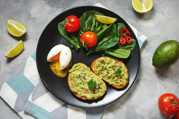 Tostadas Saludables Con Salsa Mexicana Aguacate Guacamole Huevo Cocido Tomates — Foto de Stock