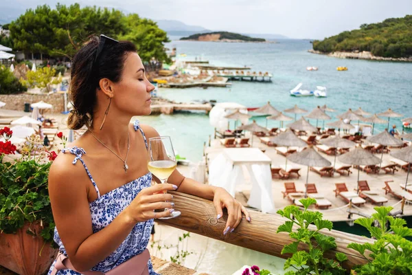 Jovem Mulher Bebendo Vinho Branco Terraço Restaurante Frente Mar Mar — Fotografia de Stock