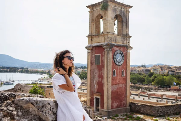 Giovane Donna Guardando Vista Sul Famoso Punto Riferimento Turistico Vecchia — Foto Stock