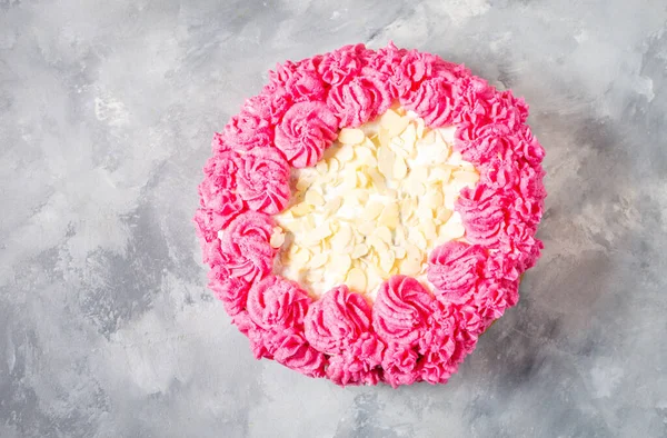 Торт Розовым Кремом Бетонном Фоне Вид Сверху Плоский Лежал — стоковое фото