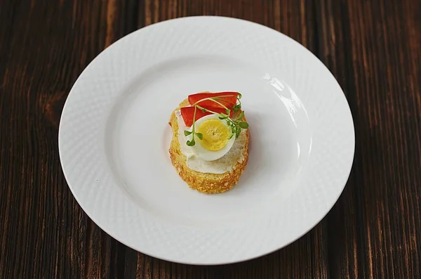 Chlebíček s Křepelčí vejce, sýr a pepř — Stock fotografie