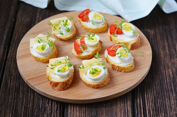 Sanduíches abertos com ovos de codorna, queijo e pimenta — Fotografia de Stock