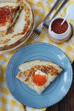 Ekşi krema ve kırmızı havyar ile Rus krep