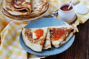 Ekşi krema ve kırmızı havyar ile Rus krep