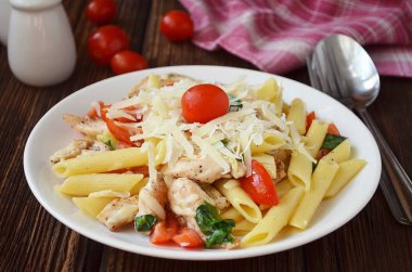 Makarna ıspanak, tavuk ve domates ile 