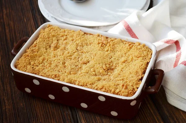 Cottage cheese casserole with biscuits — Stock Photo, Image