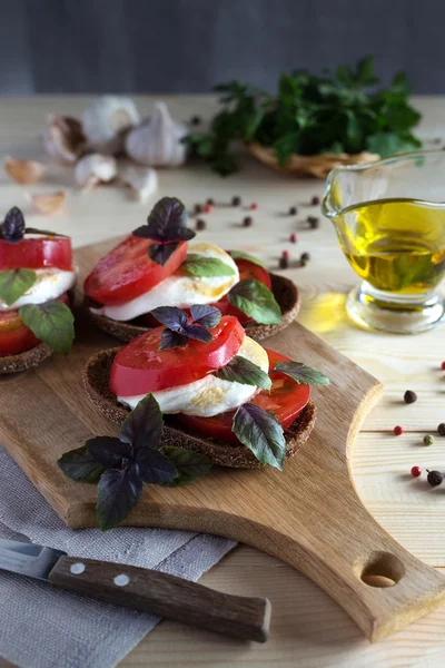 Caprese salade op sneetjes brood — Stockfoto