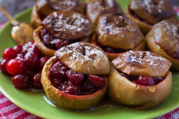 Close up of baked apples with cranberries — Stock Photo, Image