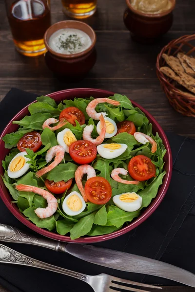 Kom van frisse salade met garnalen en eieren — Stockfoto
