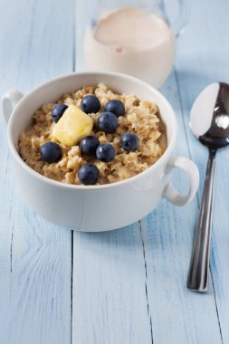 Yulaf lapası çilek ve tereyağı ile