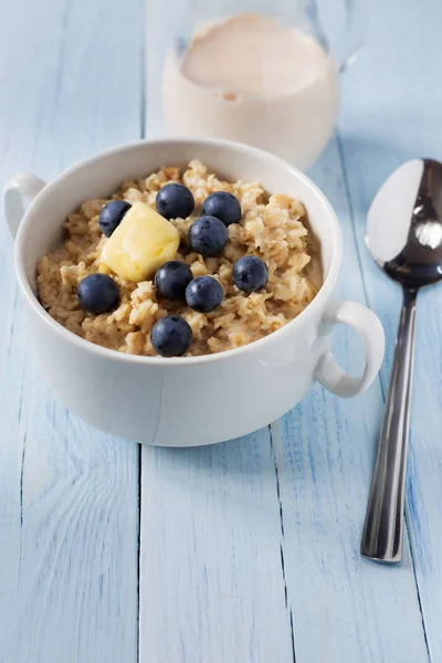 Yulaf lapası çilek ve tereyağı ile