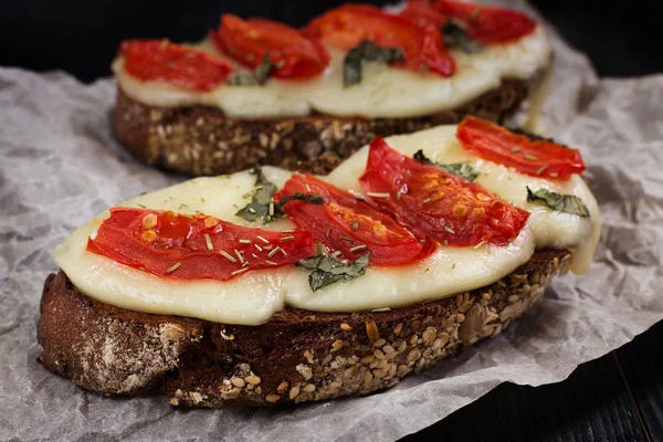 Bruschetta met tomaten en mozzarella — Stockfoto