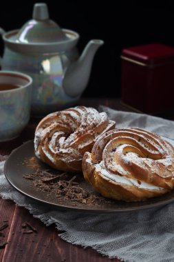 Kremalı kek çikolata kırıntıları ile