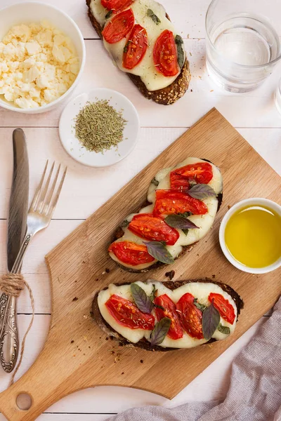 Bruschetta con aceite de oliva en una tabla de cortar — Foto de Stock