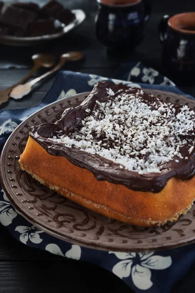 Шоколадный пудинг на коричневой тарелке — стоковое фото