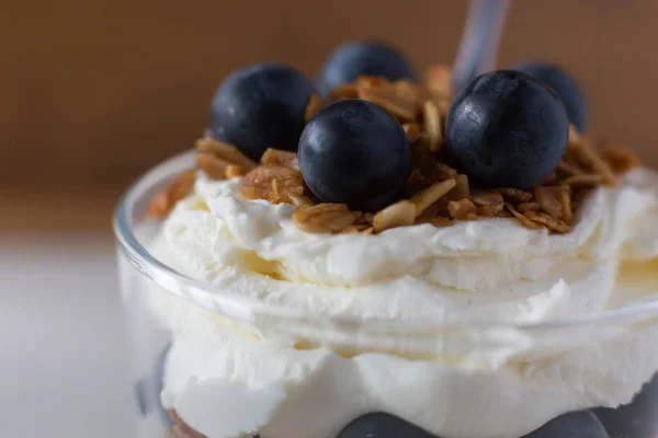 Sklenice müsli se smetanou a bobule — Stock fotografie