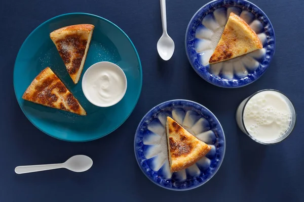 Gebakken pudding met melk op blauwe achtergrond — Stockfoto